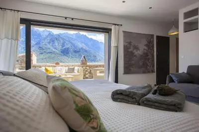 Vue générale sur la montagne ou vue sur la montagne depuis la villa