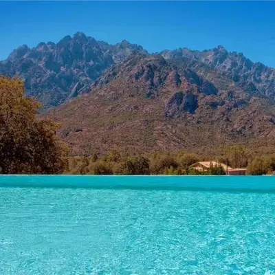 Maison en pierre Corse avec vue proche des Gorges de l'Asco entre mer montagne et piscine