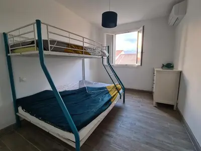 Un ou plusieurs lits dans un hébergement de l'établissement Appartement rénové indépendant avec garage au centre du village