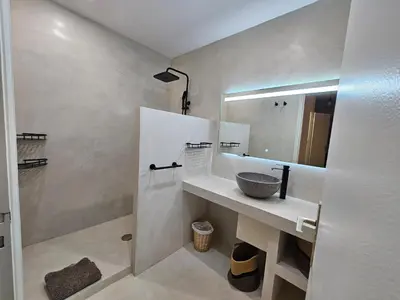 Salle de bains dans l'établissement Appartement rénové indépendant avec garage au centre du village