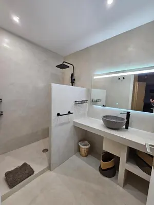 Salle de bains dans l'établissement Appartement rénové indépendant avec garage au centre du village