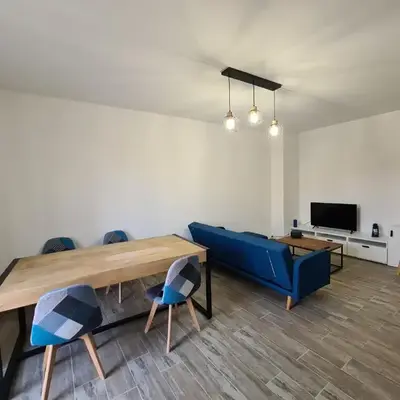 Appartement rénové indépendant avec garage au centre du village