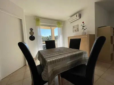 Coin salon dans l'établissement Appartement tout confort 2-4 pers 500 m de la plage avec piscine et wifi