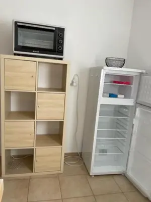 Cuisine ou kitchenette dans l'établissement Appartement tout confort 2-4 pers 500 m de la plage avec piscine et wifi