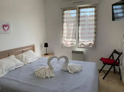 Un ou plusieurs lits dans un hébergement de l'établissement Appartement tout confort 2-4 pers 500 m de la plage avec piscine et wifi