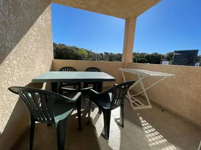 Balcon ou terrasse dans l'établissement Appartement tout confort 2-4 pers 500 m de la plage avec piscine et wifi