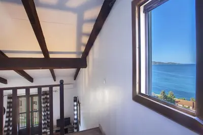 Vue générale sur la mer ou vue sur la mer prise depuis l'appartement