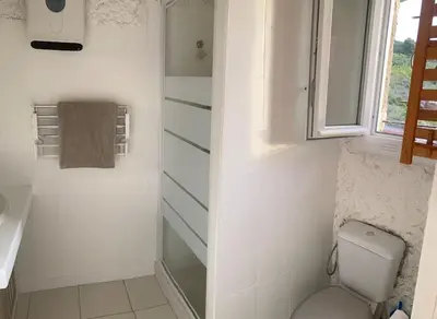 Salle de bains dans l'établissement Beau et confortable 2 pièces vue mer/maquis