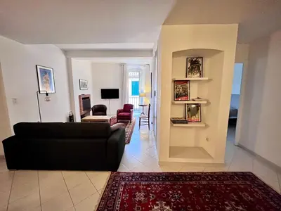 Coin salon dans l'établissement Appartement spacieux en face du port