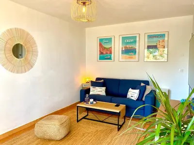 Coin salon dans l'établissement Appartement ou Studio la mer & la plage à vos pieds CALVI