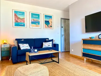 Télévision ou salle de divertissement dans l'établissement Appartement ou Studio la mer & la plage à vos pieds CALVI