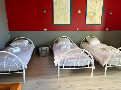 Un ou plusieurs lits dans un hébergement de l'établissement Maison 9 couchages avec piscine et jardin au calme