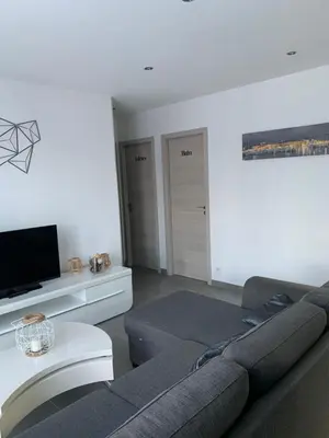 Télévision ou salle de divertissement dans l'établissement A 700m de la plage,villa FAMIGLIA avec piscine