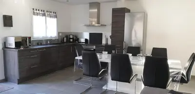 Cuisine ou kitchenette dans l'établissement A 700m de la plage,villa FAMIGLIA avec piscine