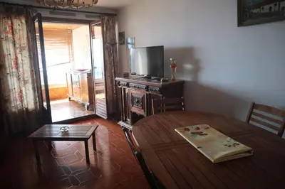 Télévision ou salle de divertissement dans l'établissement Appartement dernier étage vue imprenable sur mer