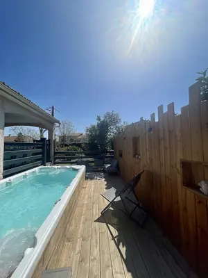 Piscine de l'établissement Villa avec piscine entièrement rénovée à 5min de la plage de pinia ou située à proximité