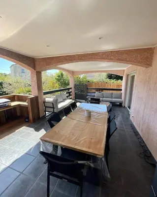 Coin salon dans l'établissement Villa avec piscine entièrement rénovée à 5min de la plage de pinia