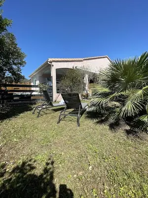 Jardin de l'établissement Villa avec piscine entièrement rénovée à 5min de la plage de pinia