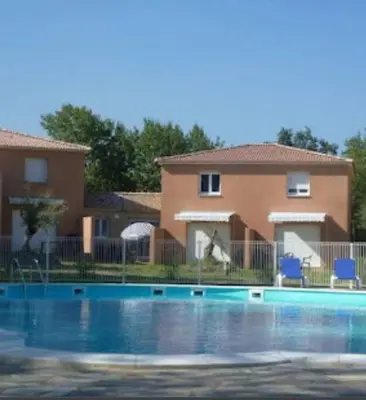 Piscine de l'établissement Les villas de Mélody ou située à proximité