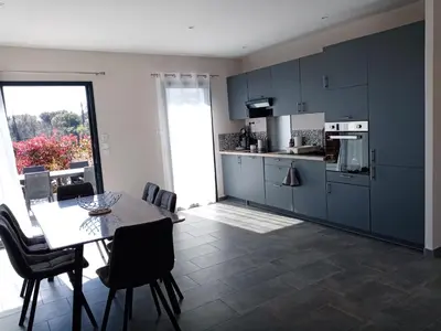 Cuisine ou kitchenette dans l'établissement côte et mer - appartement haut standing dans villa avec piscine et vue mer