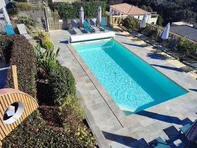 Piscine de l'établissement côte et mer - appartement haut standing dans villa avec piscine et vue mer ou située à proximité