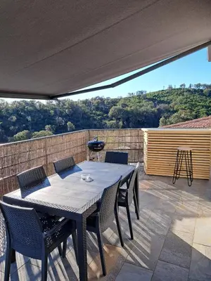 Balcon ou terrasse dans l'établissement côte et mer - appartement haut standing dans villa avec piscine et vue mer