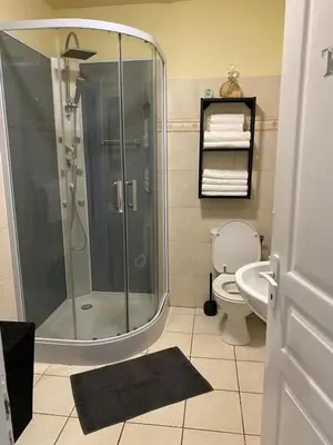 Salle de bains dans l'établissement Agréable rez de jardin avec Piscine et Jacuzzi