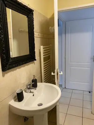 Salle de bains dans l'établissement Agréable rez de jardin avec Piscine et Jacuzzi
