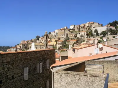 Vue générale sur Lumio ou vue de la ville depuis l'appartement