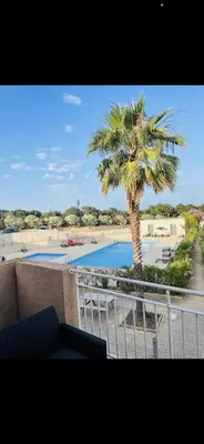 Balcon ou terrasse dans l'établissement Bel appartement dans résidence avec piscine