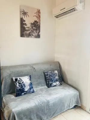 Coin salon dans l'établissement Bel appartement dans résidence avec piscine