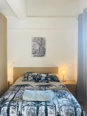 Un ou plusieurs lits dans un hébergement de l'établissement Bel appartement dans résidence avec piscine