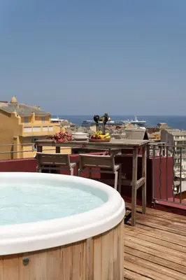 Vue générale sur la mer ou vue sur la mer prise depuis l'appartement