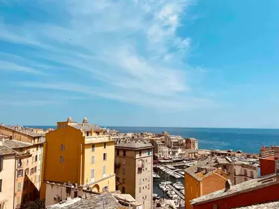 Vue générale sur la mer ou vue sur la mer prise depuis l'appartement