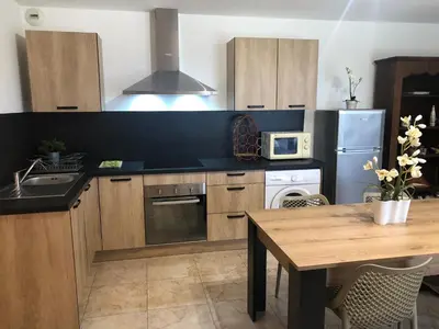 Cuisine ou kitchenette dans l'établissement Appartement T2 rez de villa