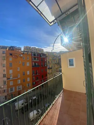 Balcon ou terrasse dans l'établissement appartement climatisé,IDEALEMENT SITUE 100m du vieux port.