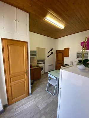 Cuisine ou kitchenette dans l'établissement appartement climatisé,IDEALEMENT SITUE 100m du vieux port.