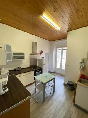 Cuisine ou kitchenette dans l'établissement appartement climatisé,IDEALEMENT SITUE 100m du vieux port.