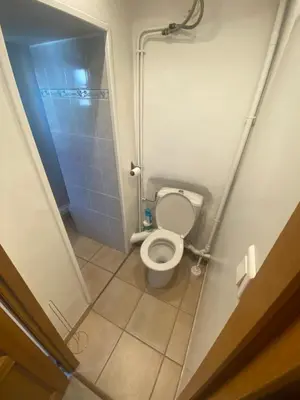 Salle de bains dans l'établissement appartement climatisé,IDEALEMENT SITUE 100m du vieux port.
