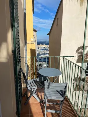 Balcon ou terrasse dans l'établissement appartement climatisé,IDEALEMENT SITUE 100m du vieux port.