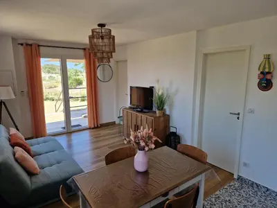 Coin salon dans l'établissement T2 Neuf climatisé dans villa à Corbara