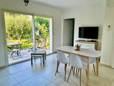 Télévision ou salle de divertissement dans l'établissement Mini Villa Pascal Paoli avec piscine - proche mer