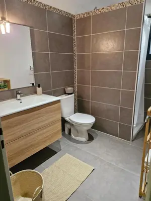 Salle de bains dans l'établissement Casarella Alzia