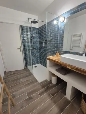 Salle de bains dans l'établissement Cap en Corse
