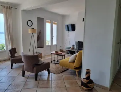 Télévision ou salle de divertissement dans l'établissement Cap en Corse