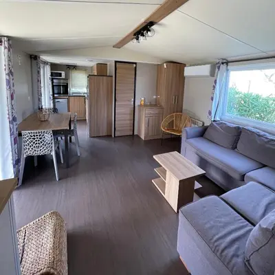 Cuisine ou kitchenette dans l'établissement Parc Résidentiel La Listra - Bungalow