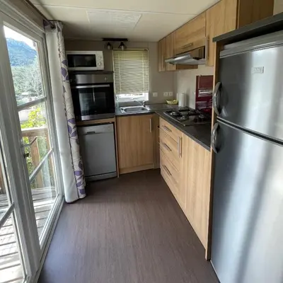 Cuisine ou kitchenette dans l'établissement Parc Résidentiel La Listra - Bungalow