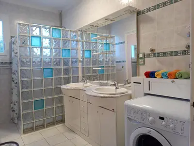 Salle de bains dans l'établissement HAUT VILLA MESANGES EN BORD DE MER !
