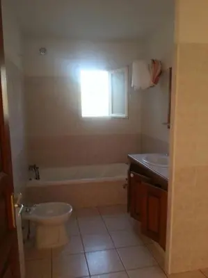 Salle de bains dans l'établissement bas de villa de 90m² entre mer (2km) et montagne
