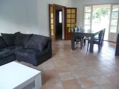 Coin salon dans l'établissement bas de villa de 90m² entre mer (2km) et montagne